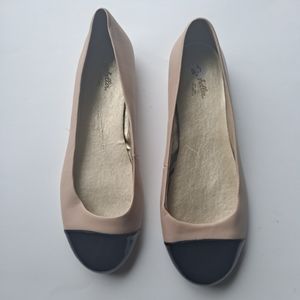 Seychelles Black & Tan Leather Flat Shoes - Size 9.5M